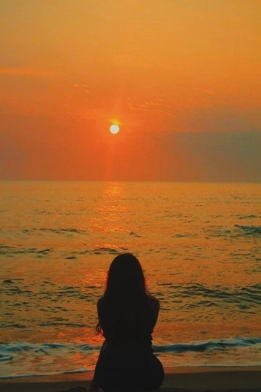 ảnh chụp sau lưng buồn